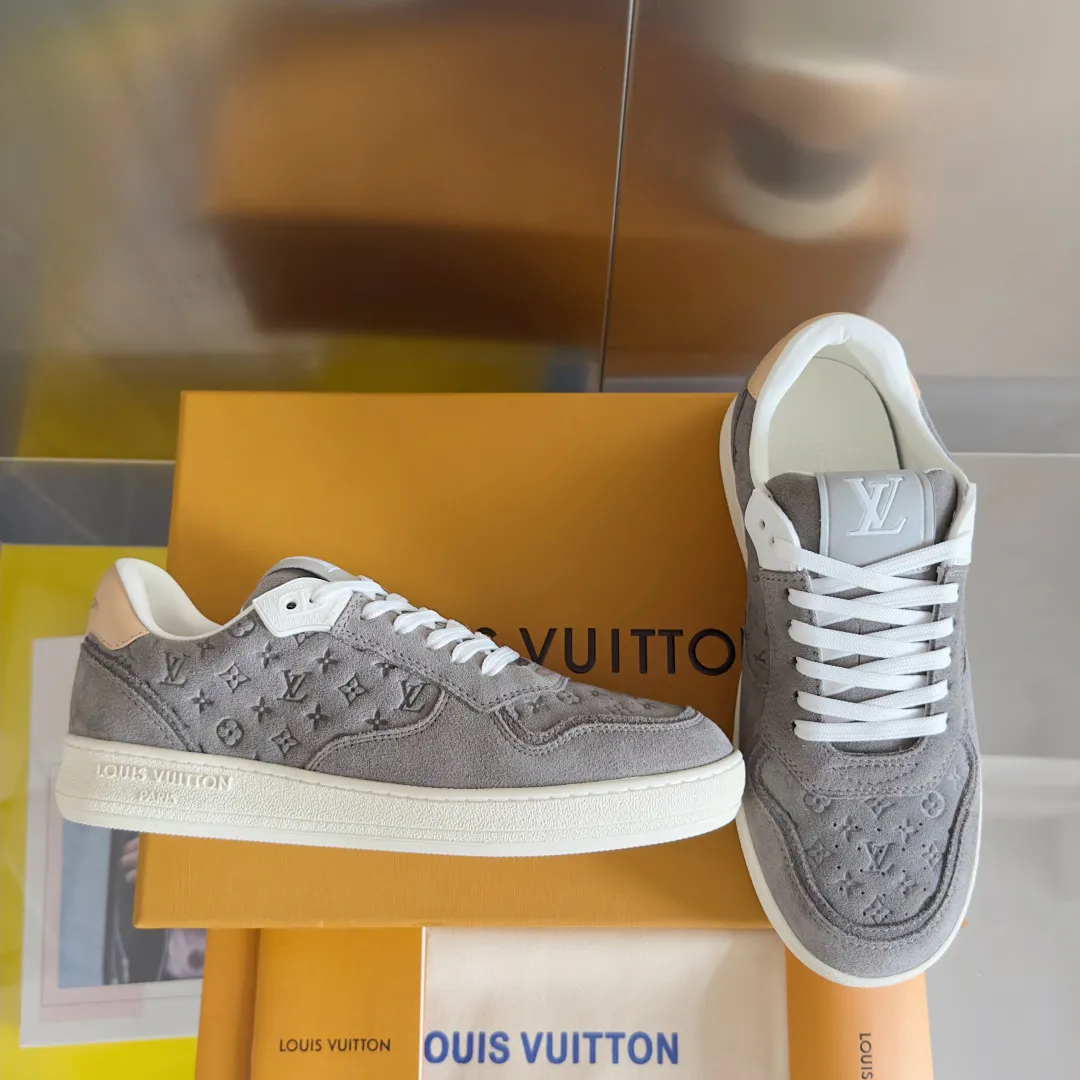 👟👟Ex-factory price 740👟👟 Top version LV Louis Vuitton L House Donkey Brand Stadium Series Casual Sports Shoes White Shoes Dexun Shoes Original purchase, development and production LV Stadium sports shoes are soft cow leather partially embossed with Monogram patterns, reproducing the retro design trend. Monogram canvas trim and toe perforations bring together exquisite details, the tongue is decorated with LV letter label, and the outsole depicts the Louis Vuitton logo. Exquisitely packaged at the delivery counter🛍📦 ▪️ Fabric: Original imported first-layer cowhide ▪️ Lining: Original imported soft sheepskin lining ▪️ Sole: Original open-molded non-slip rubber outsole ▪️ Bottom thickness: 3CM ▪️ Size: Women's 35-41